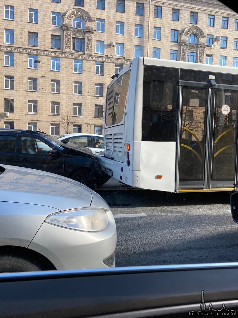 Кроссовер приехал в автобус на Ленинском перед Московским. Дпс на месте