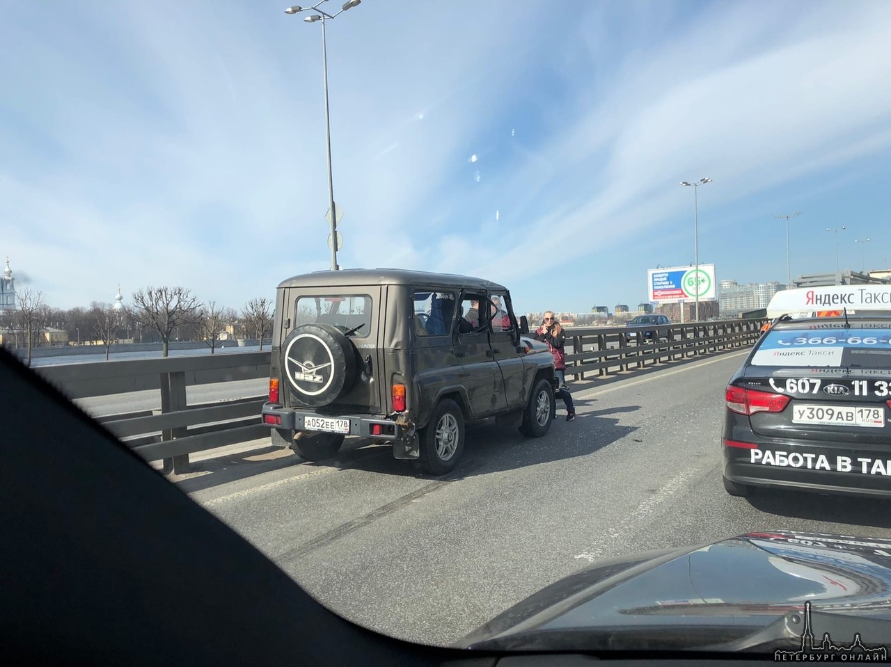 Перед Малоохтинским мостом в сторону Пискарёвки, негабаритный грузовик с металлоконструкциями в сопр...
