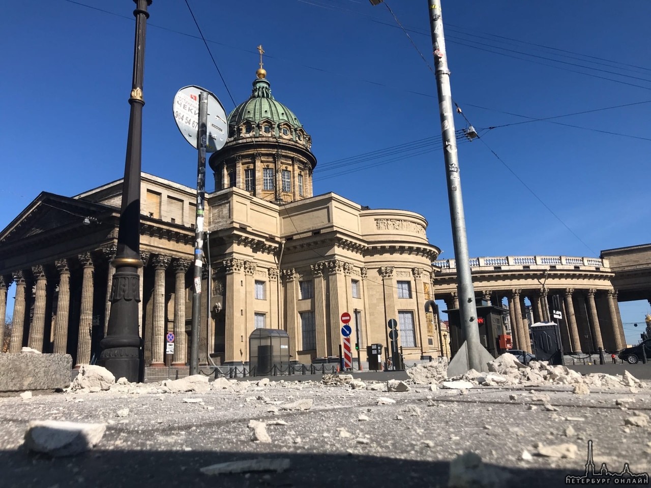 Произошло обрушение элементов фасада дома на Казанской площади.
