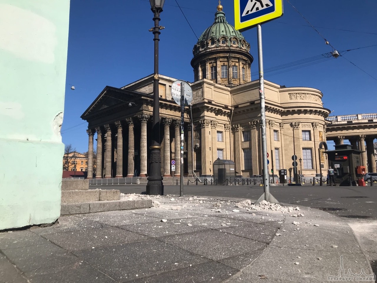 Произошло обрушение элементов фасада дома на Казанской площади.