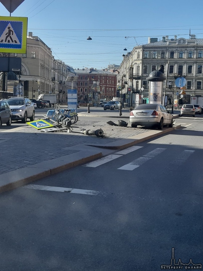 На Владимирской площади водитель Мондео припарковался в светофор и сидит в машине.