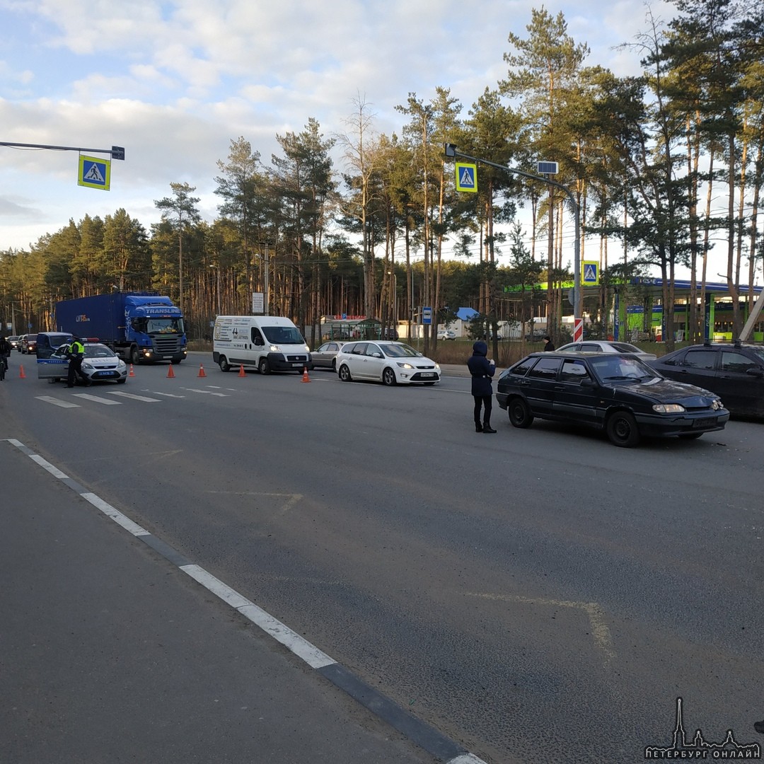 В 17:45 на Колтушском шоссе 305 произошло ДТП. Водитель 1997 г.р. управляя ВАЗ 21144 двигаясь со сто...