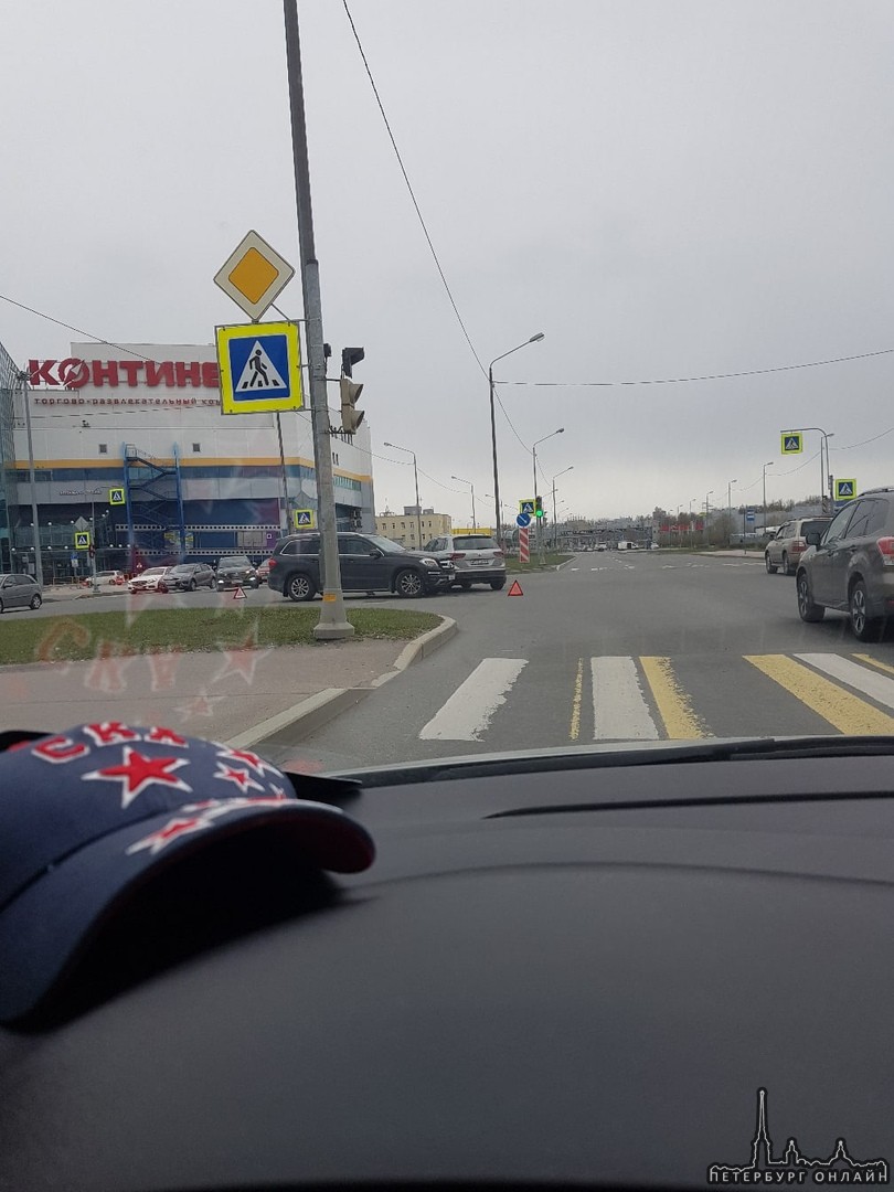 На перекрестке пр. Сизова и Туполевской у Континента столкнулись два кроссовера. Проезду не мешают.