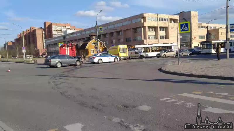 Авария в Колпино у "вертолета" на пересечении бульвара Трудящихся и улицы Веры Слуцкой.