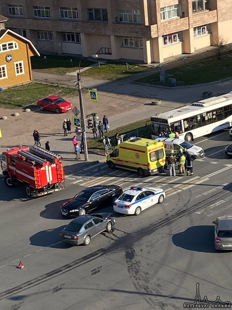Авария в Колпино у "вертолета" на пересечении бульвара Трудящихся и улицы Веры Слуцкой.