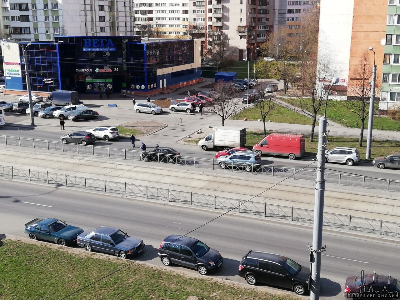 На улице Маршала Казакова у дома 5 Renault Logan совершил наезд на ограждение Движение осталось в одну ...