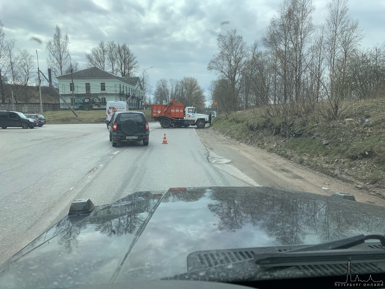 В Кировске, мусоровоз, выезжая с Безымянной улицы на Набережную, поймал Renault