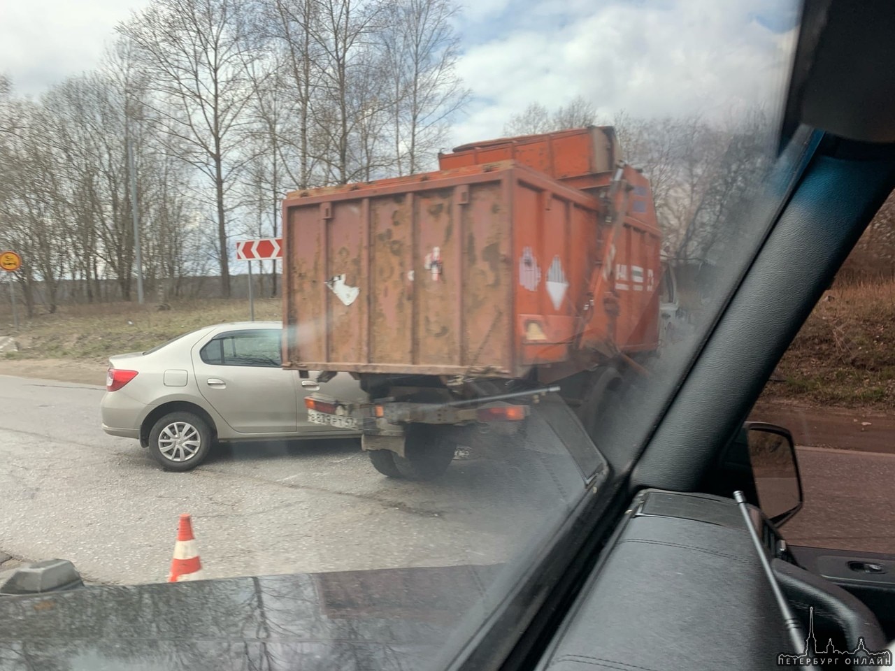 В Кировске, мусоровоз, выезжая с Безымянной улицы на Набережную, поймал Renault