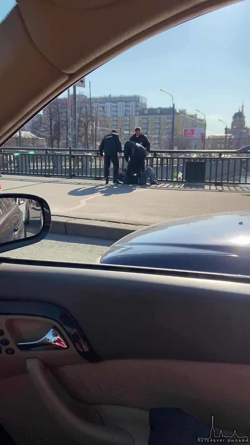 В 17:30 с Ново-Московского моста мужчина пытался сброситься в Обводный канал. На место быстро прибыл...