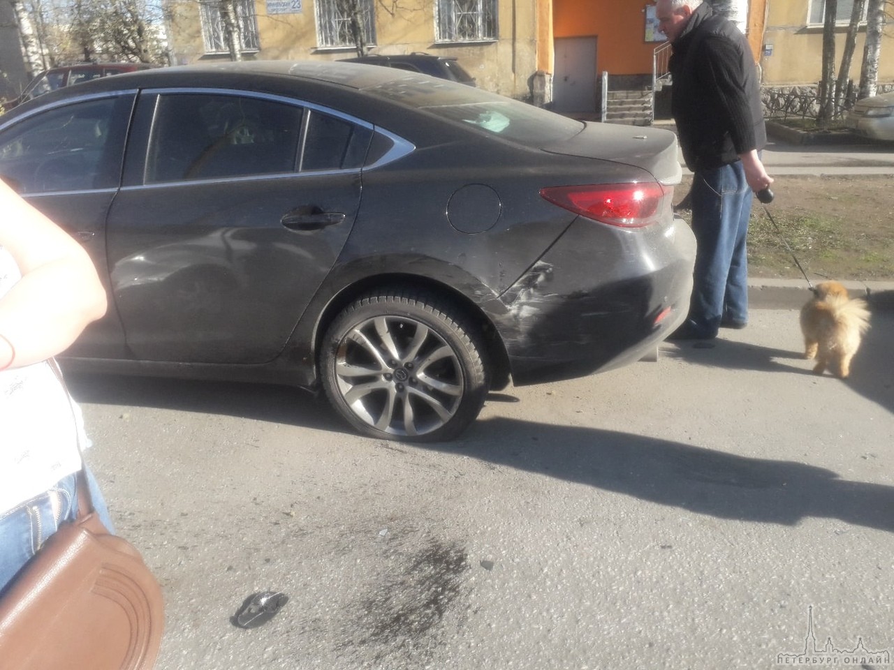 В кармане на Ириновском напротив дома 23 к 1 женщина поцарапала Logan и разбила Мазду6