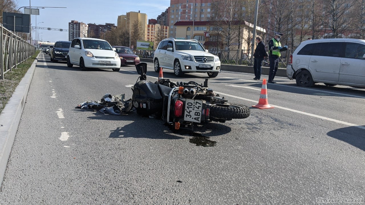 43х летний пилот Хонды неверно выбрал скорость движения своего мотоцикла, не справился с управлением...