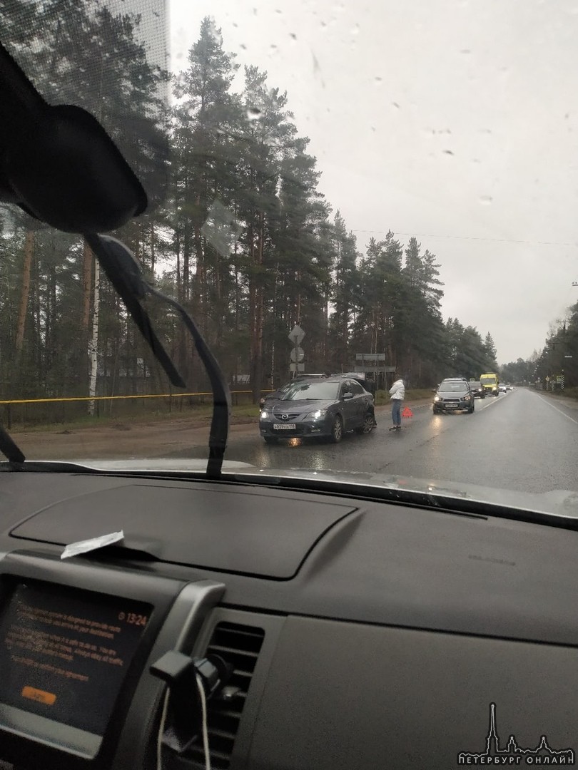 Во Всеволожске на перекрестке Колтушского шоссе и Торгового проспекта в результате аварии перевернул...