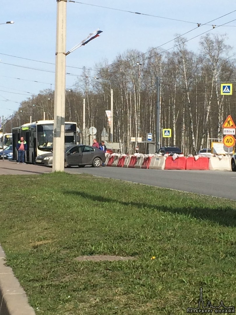 Автобус столкнулся с легковушкой на остановке ул.Козлова в направлении ул. солдата Корзуна. Движение...