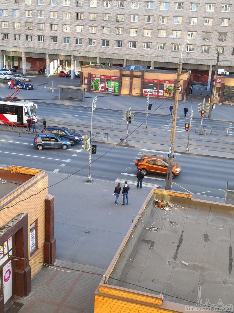 На Бухарестской 72 Перед светофором притерлись две машинки.