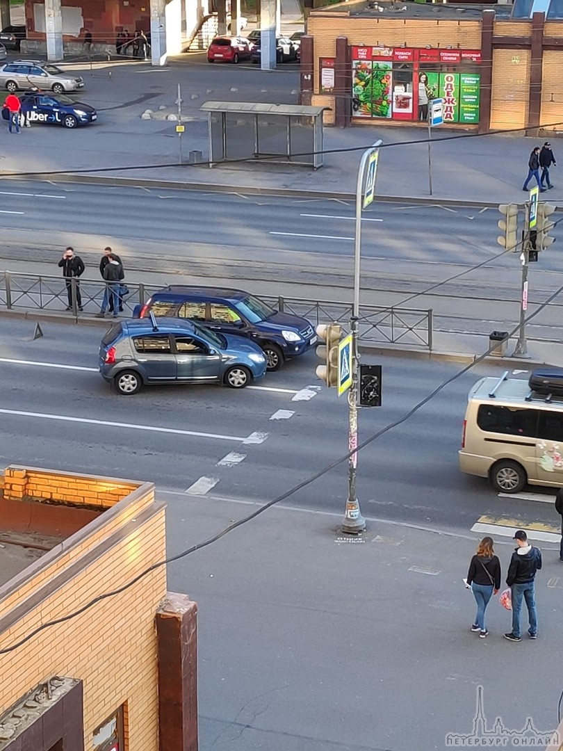 На Бухарестской 72 Перед светофором притерлись две машинки.