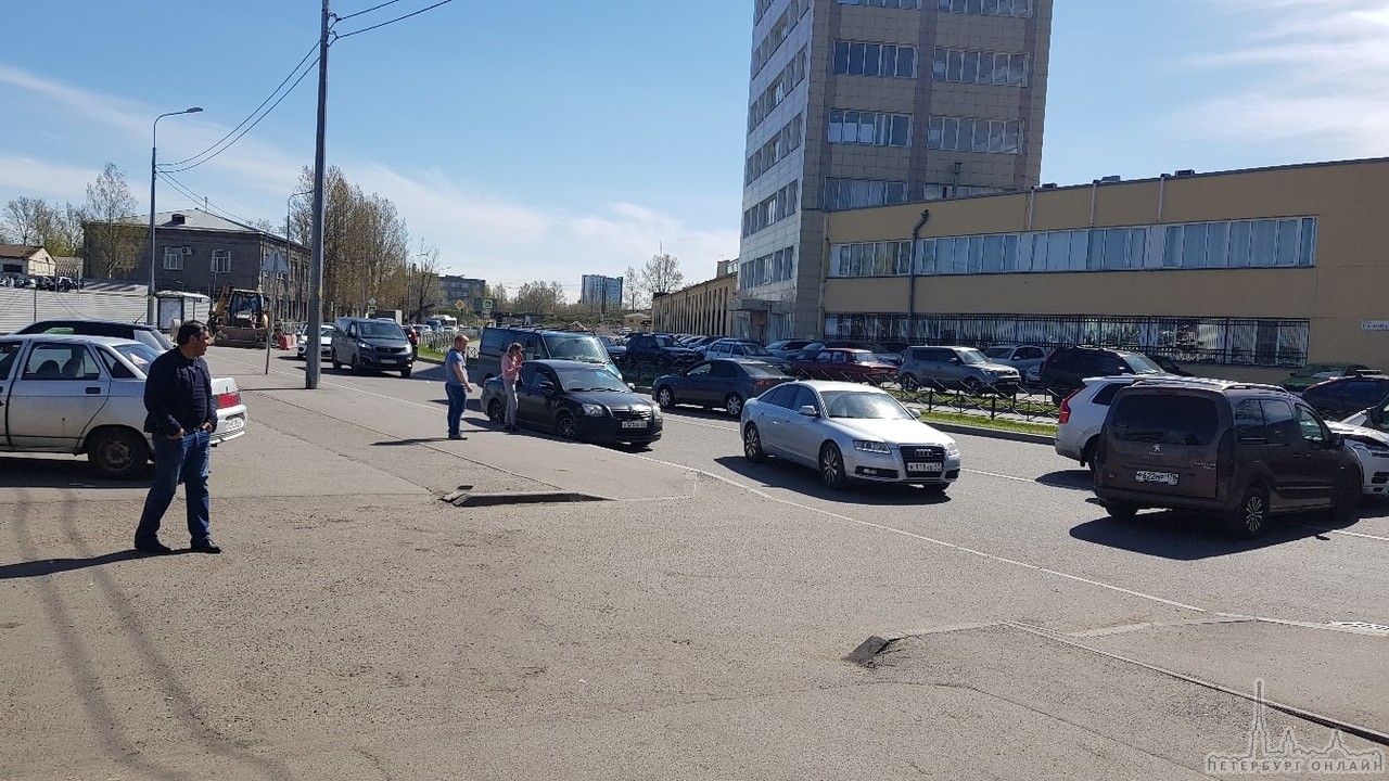 На улице Салова у дома 40 Peugeot выезжал с парковки евроавто и Не пропустил автомобиль на главной