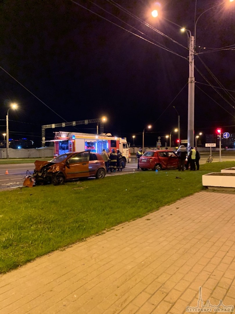 Авария в 00:30 на пересечении Суздальского и Гражданского. Столкнулись Hyundai и Skoda. В результате Д...
