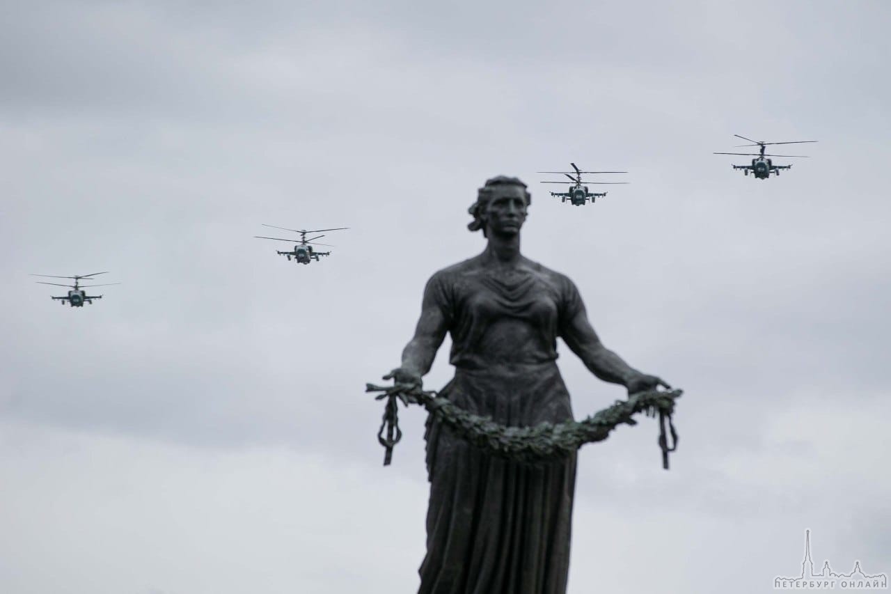 Над монументом «Мать-Родина» на Пискаревском кладбище пролетели военные самолеты и вертолеты. Петерб...