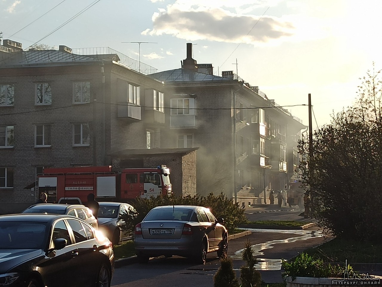 В Стрельне на Орловской улице горела подстанция. Жители и инфраструктура остались без электричества.