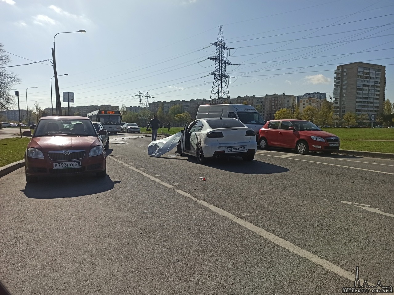 Белая Мазда3 на скорости протаранила ряд автомобилей, припаркованных на проспекте Маршала Блюхера у ...