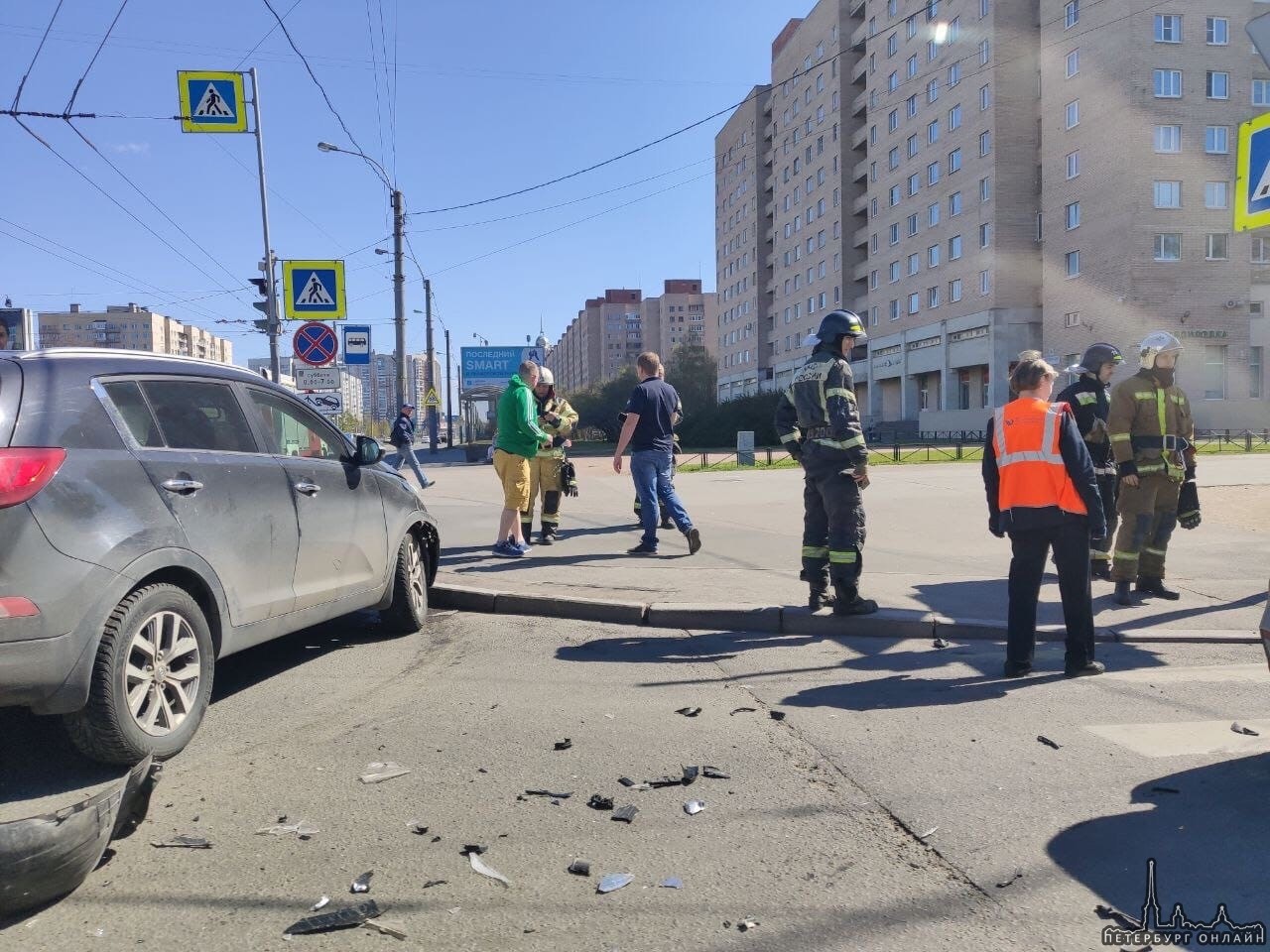 Сегодняшняя авария на пересечении Богатырского и Серебристого.