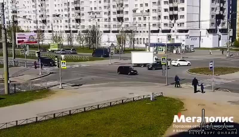 Сегодняшняя авария на пересечении Богатырского и Серебристого.