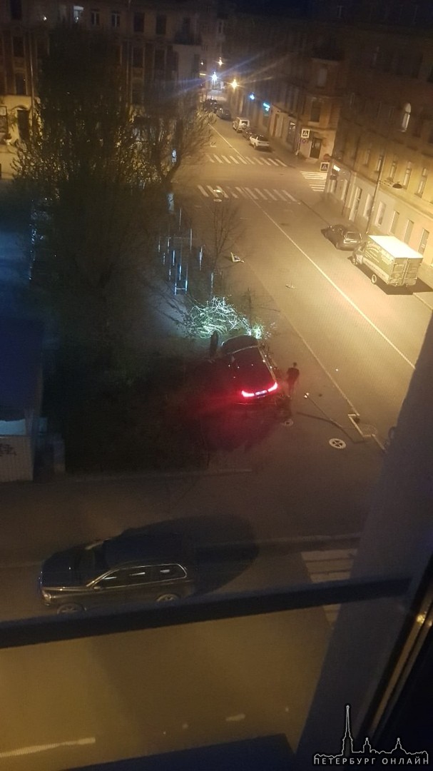 Сегодня ночью на Саблинской и Сытнинской BMW 5 вылетела с дороги и сломала заборчик с деревом. По не...