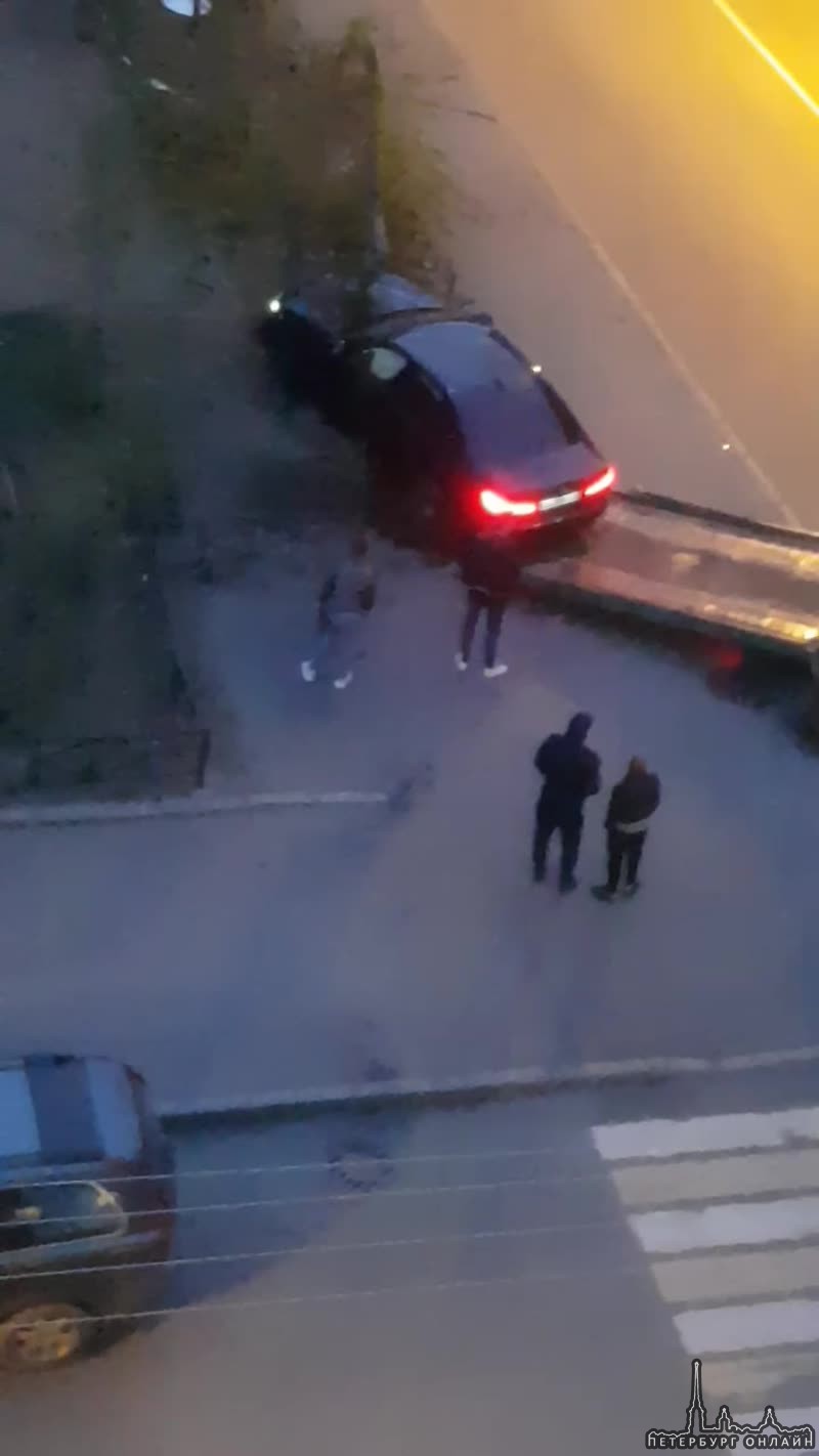 Сегодня ночью на Саблинской и Сытнинской BMW 5 вылетела с дороги и сломала заборчик с деревом. По не...