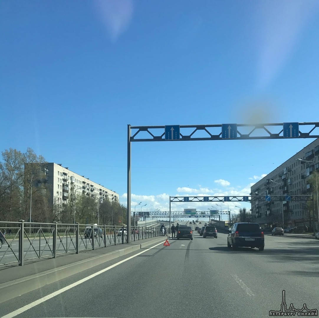 На Дачном проспекте у въезда на КАД, в крайняя левой полосе догонялки удались (даже тормозной след ...