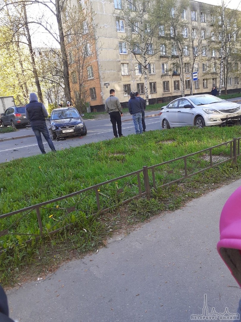 Авария на улице Костюшко между домами 13к1 и 9. Автобусам не проехать.