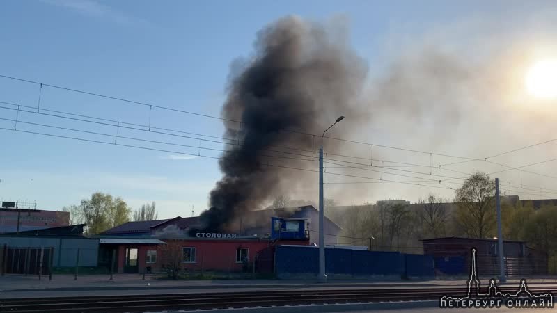 Пожар на улице Потапова, горит столовая. Говорят внутри был запас солярки... Много пожарных машин и ...