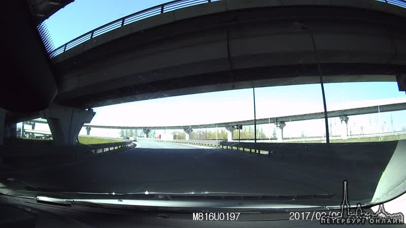Сегодня автомобилист решил гоняться на КАД с мотоциклистами У развязки с Пулковским шоссе гонка з...
