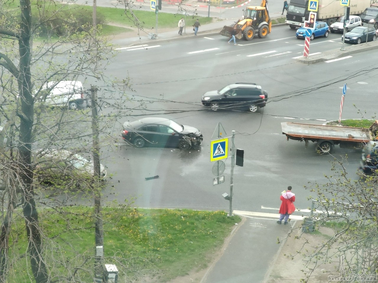 На перекрестке Московского шоссе и Дунайского торопыга на Х3 не успел проскочить перед Шкодой и оста...