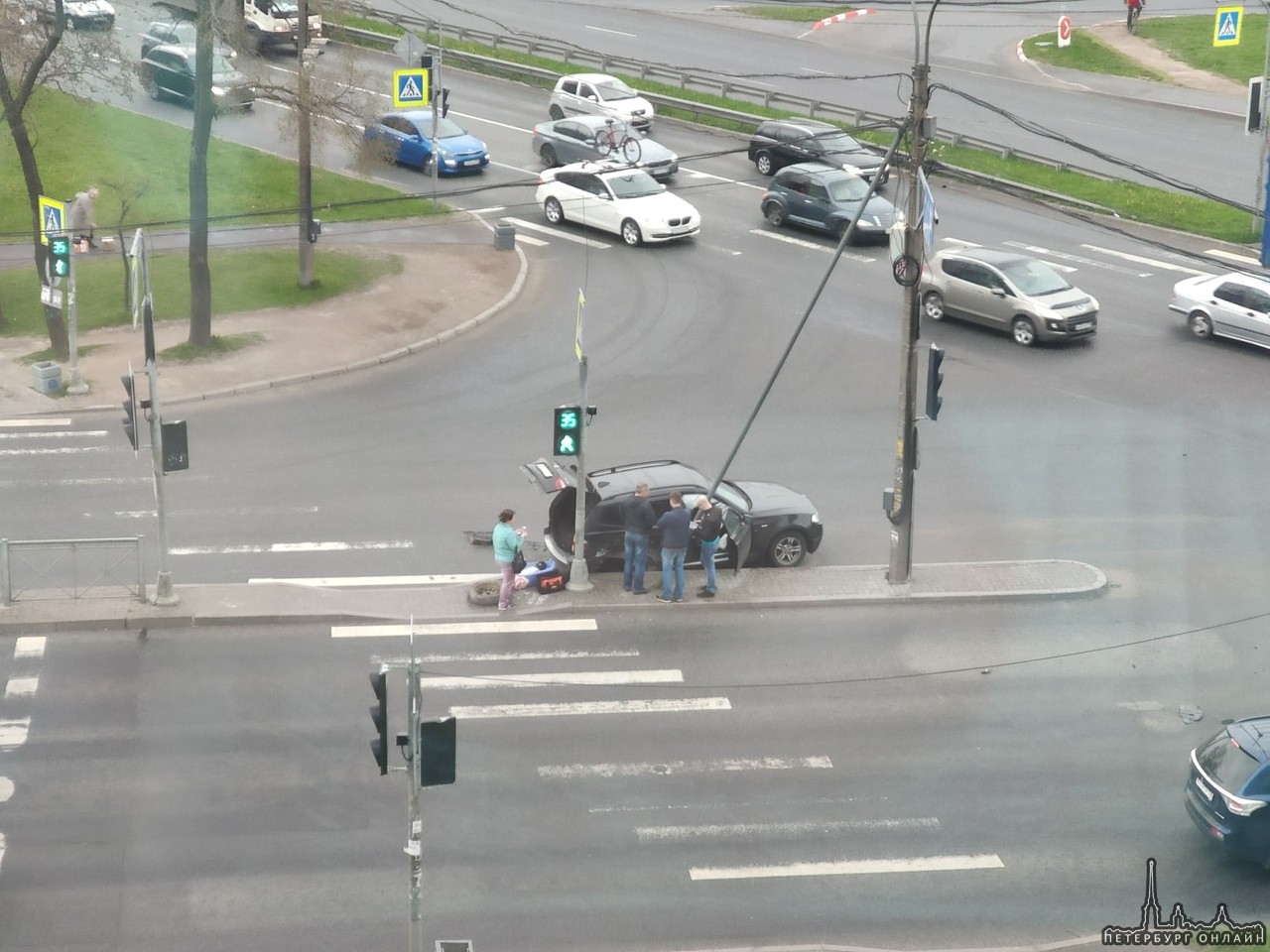 На перекрестке Московского шоссе и Дунайского торопыга на Х3 не успел проскочить перед Шкодой и оста...