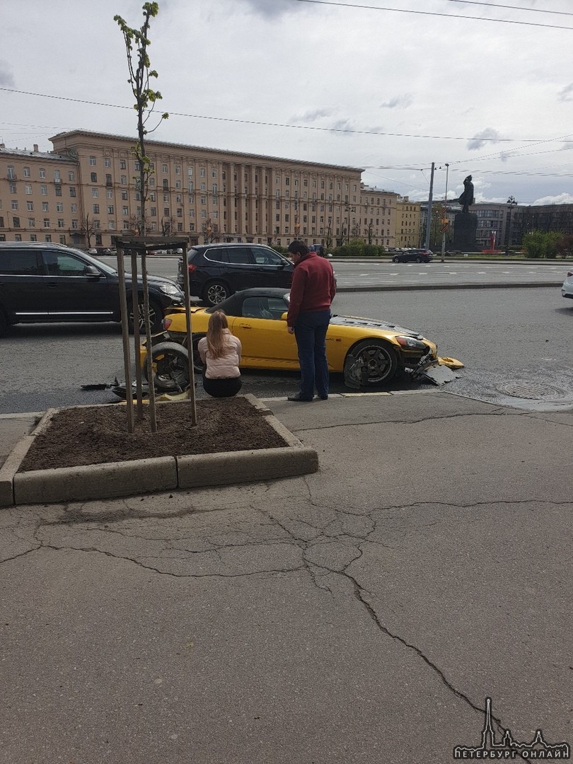 На проспекте Стачек, напротив памятника Кирову, развалилась гоночная Honda S2000. Отлетевшим осколко...