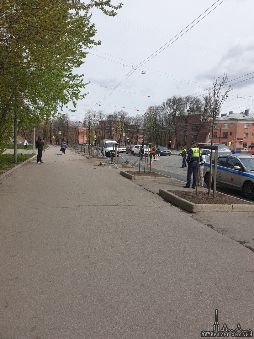 На проспекте Стачек, напротив памятника Кирову, развалилась гоночная Honda S2000. Отлетевшим осколко...