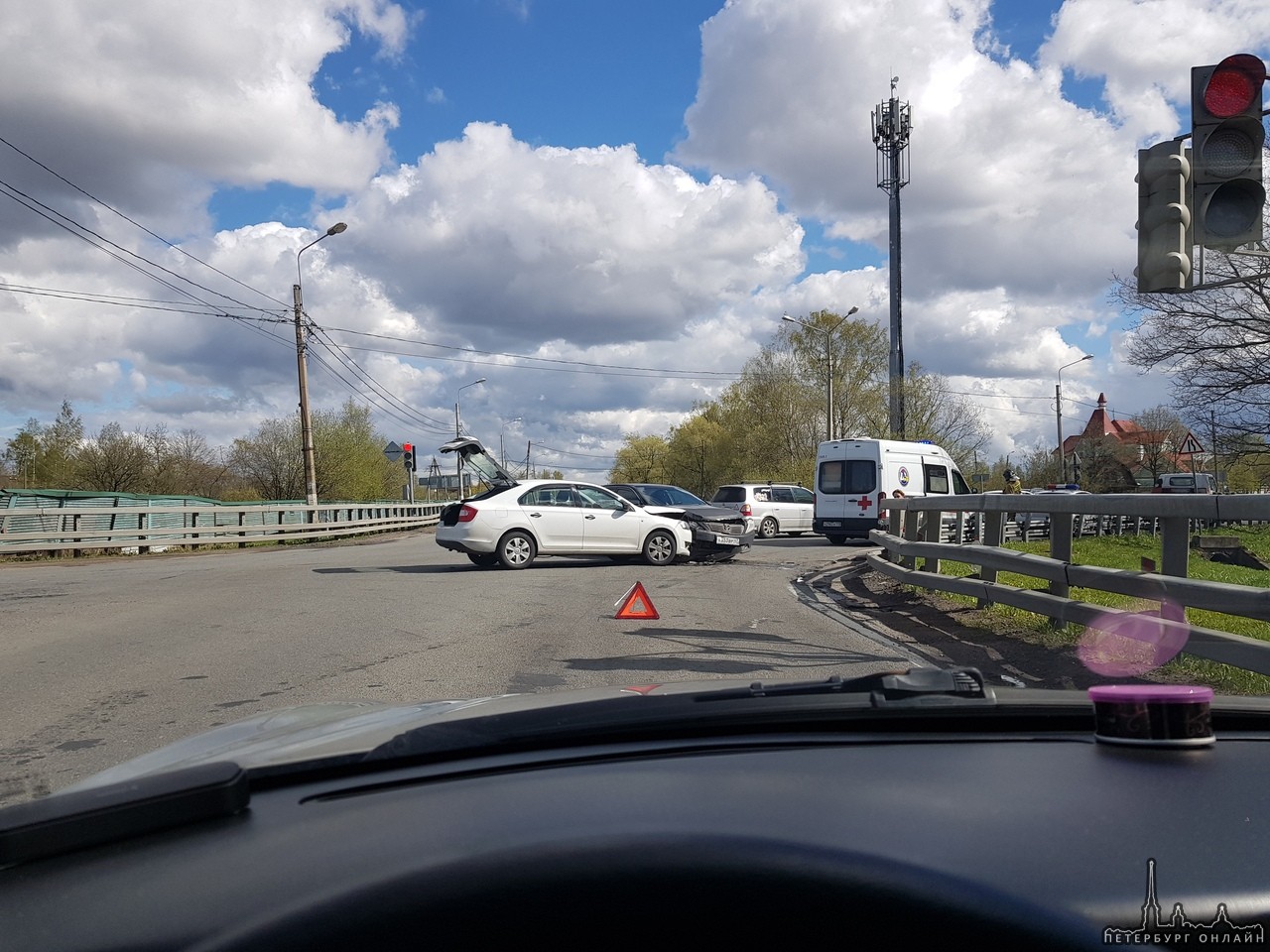 Перекресток Волхонского с Красносельским проезду мешают. Службы на месте.