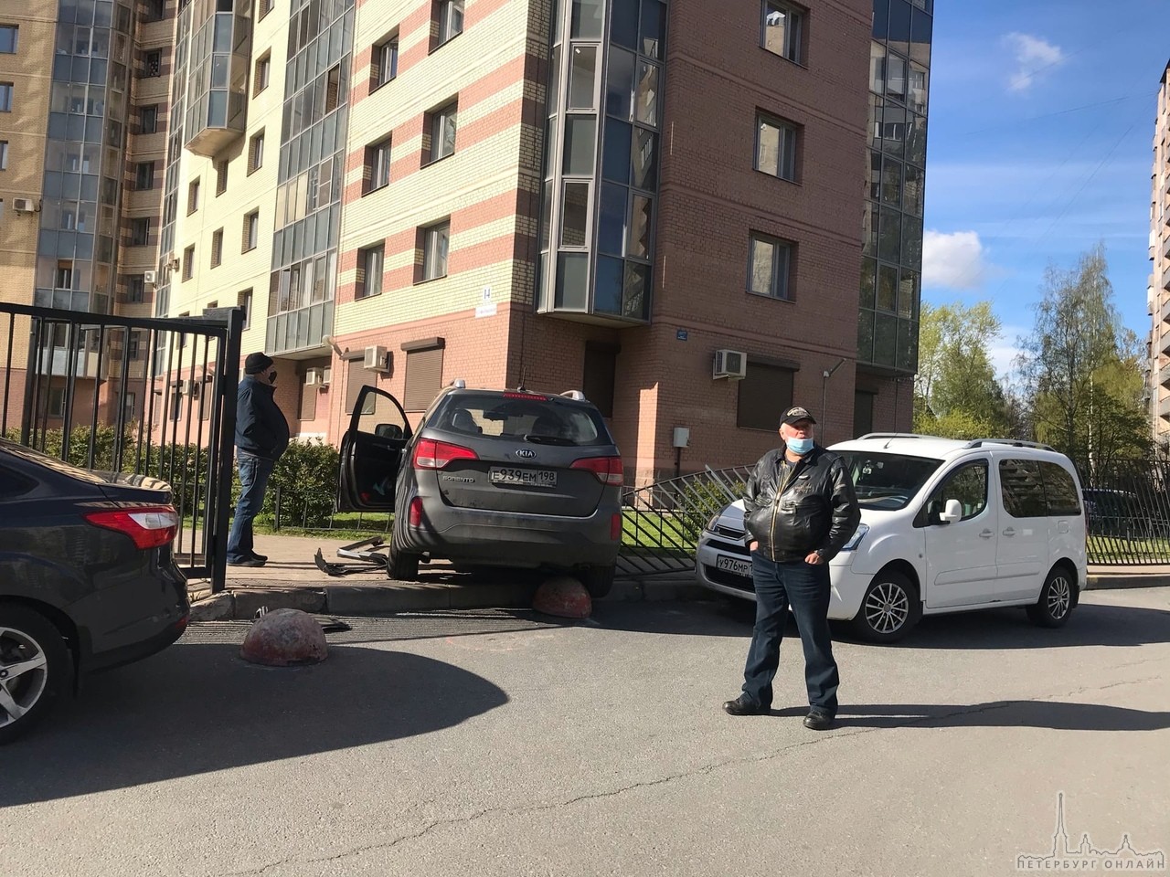 На Софьи Ковалевской у дома 14к6 в 17:05 Киа подмяла под себя забор.