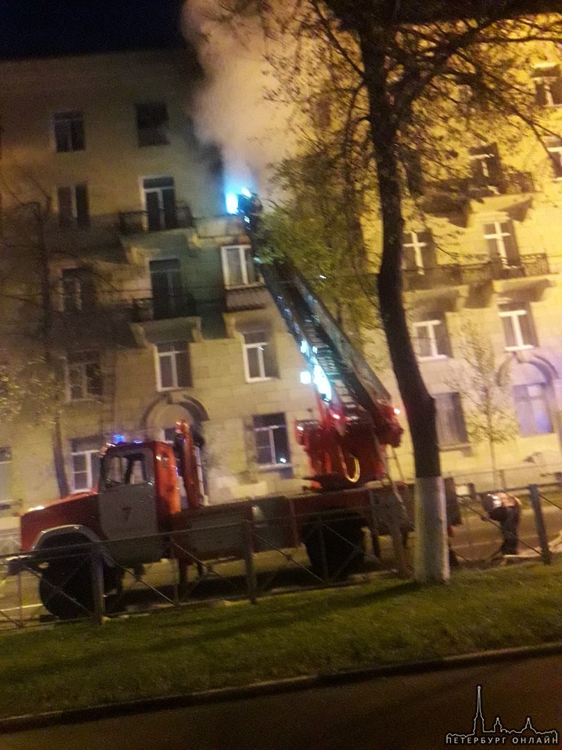 Пожар на Среднеохтинском 48 в пяти этажном жилом доме. Горит на 4-ом этаже в двухкомнатной квартире,...