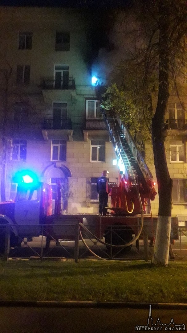 Пожар на Среднеохтинском 48 в пяти этажном жилом доме. Горит на 4-ом этаже в двухкомнатной квартире,...