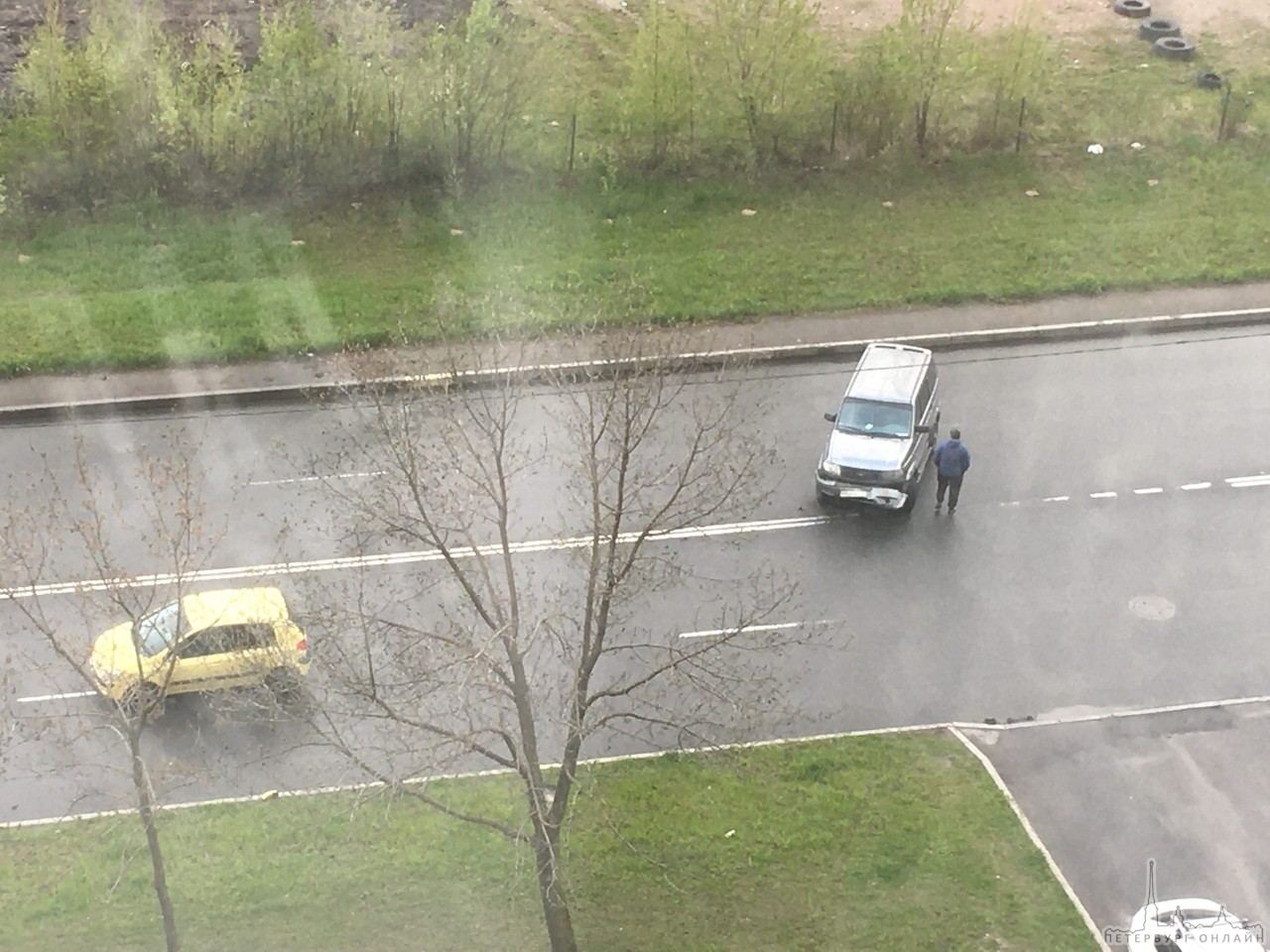 УАЗ и Hyundai не поделили въезд во двор дома 13/1 на Передовиков