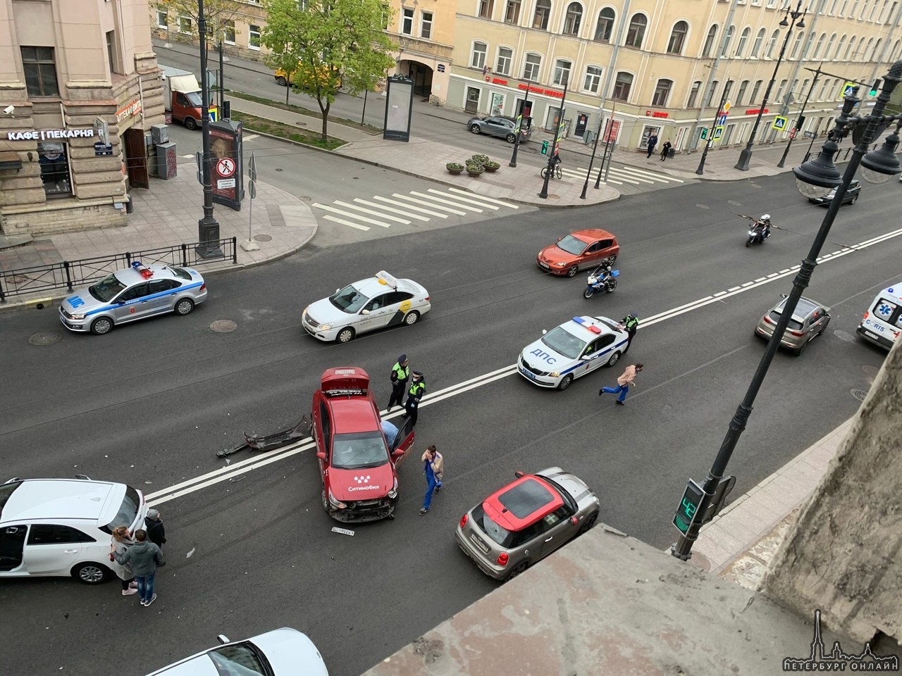 ДТП на Московском проспекте. Таксист не пропустил другой автомобиль. Все ок вроде.