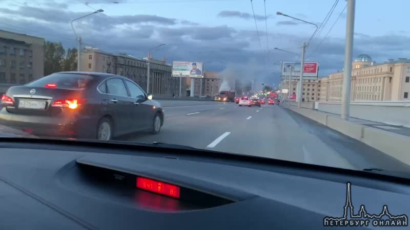 На мосту Александра Невского сейчас горит автобус