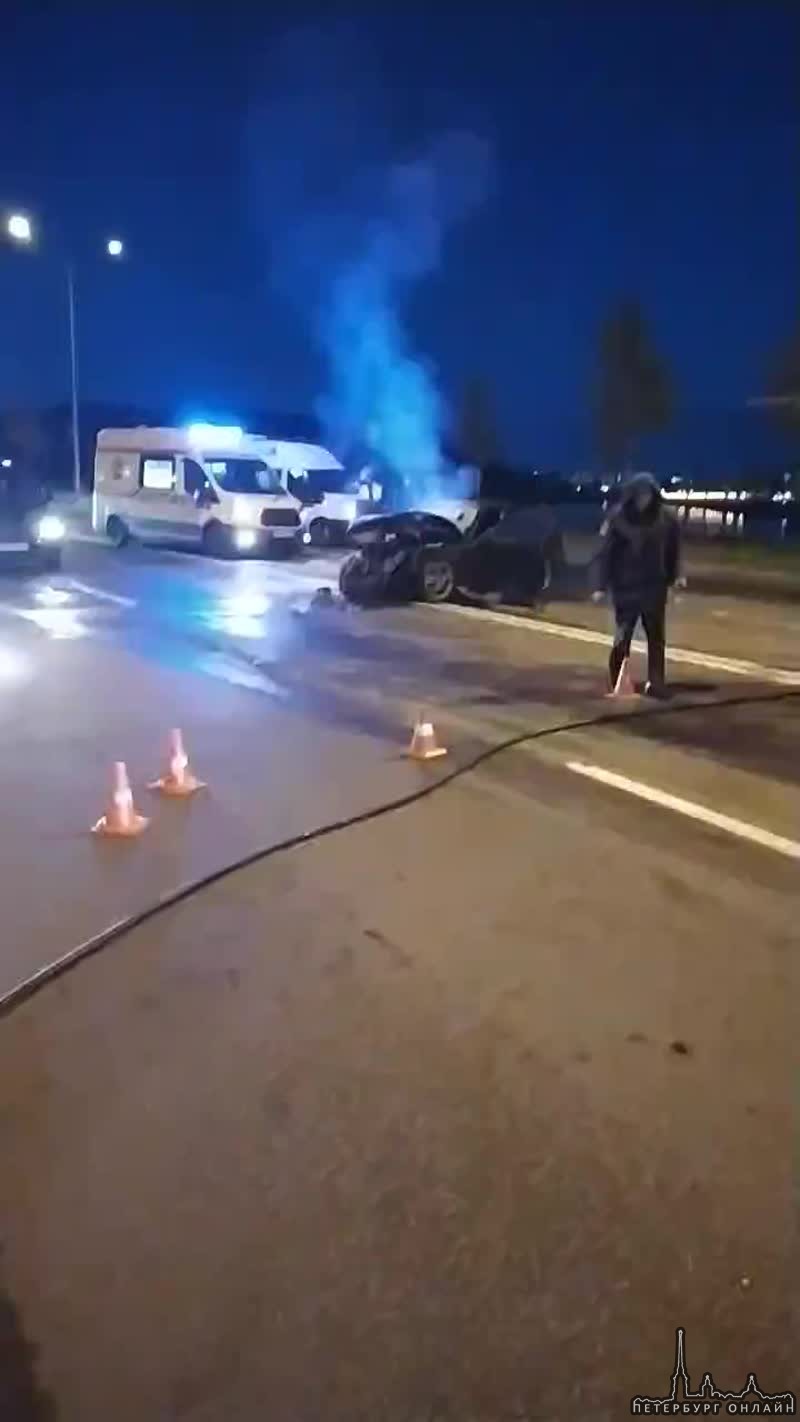 На Маршала Захарова 12 к2. Mercedes на большой скорости врезался в припаркованную Газель