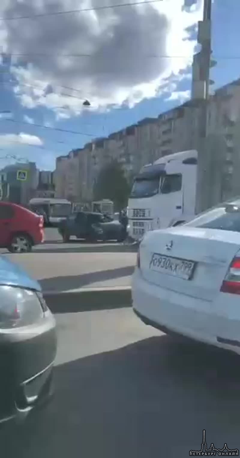 На перекрестке Наличной и Уральской произошла авария в процессе погони ГАИ за чёрным Volvo. В итоге ...
