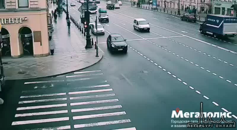 Видео аварии с троллейбусом и Nissan Террано на Невском. Новость ранее: https://vk.com/wall-684714...