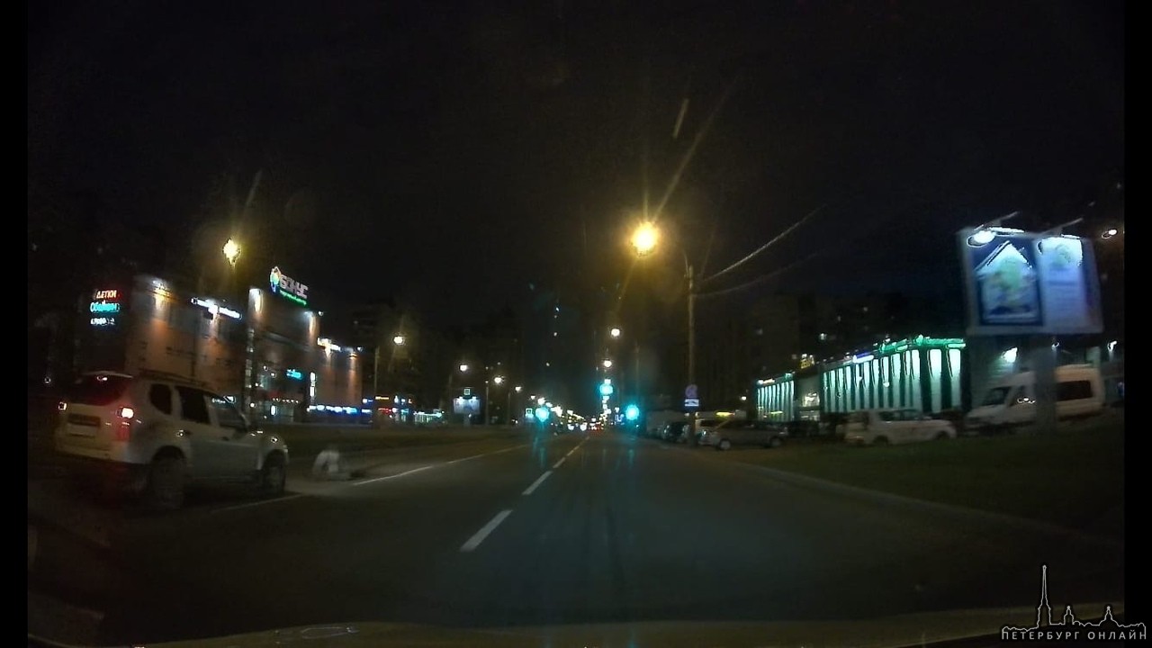 На проспекте Косыгина от развязки КАД в сторону улицы Коммуны автомобиль Renault наехал на препятстви...