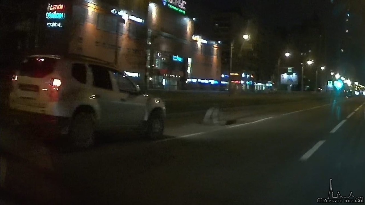 На проспекте Косыгина от развязки КАД в сторону улицы Коммуны автомобиль Renault наехал на препятстви...