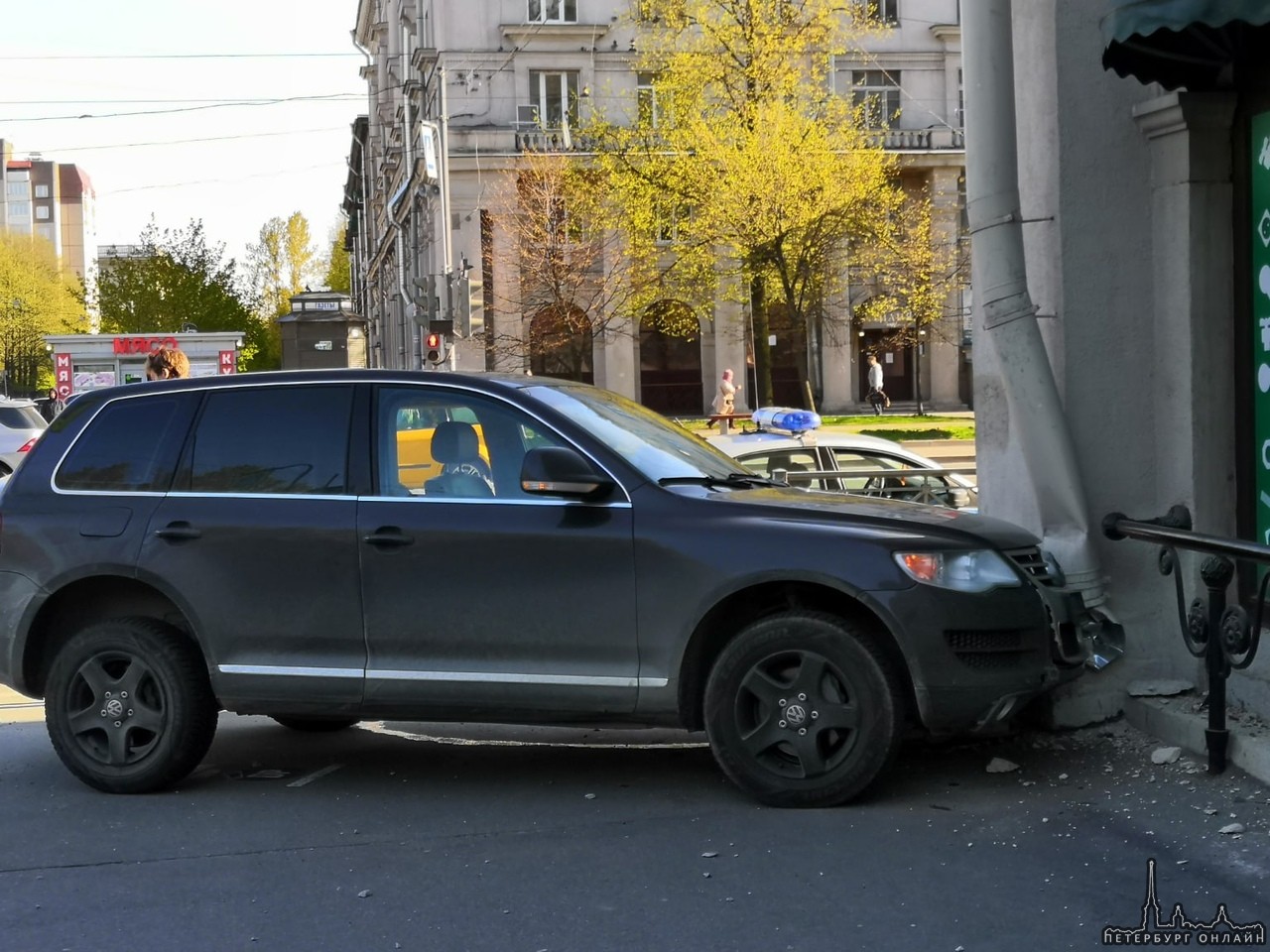 На углу Благодатной и Севастьянова Volkswagen в результате ДТП прилетел в витрину магазина.