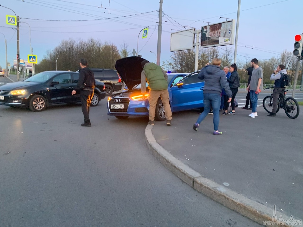 Авария на пересечении Луначарского и Светлановского Audi летела на красный и solaris в неё врезался...